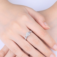 Bague en argent 925 plaqué rhodium avec moissanite ronde et pierres latérales en CZ serties à griffes