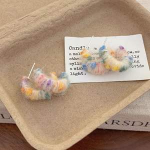 Boucles <span class=keywords><strong>d</strong></span>'oreilles coréennes en <span class=keywords><strong>laine</strong></span> douce arc-en-ciel de type C, style broche argentée pour femme, design tendance, boucles <span class=keywords><strong>d</strong></span>'oreilles automne-hiver - Product Image 3