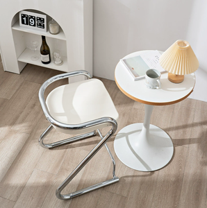 Tabouret de bar de style industriel avec dossier incurvé ergonomique, structure métallique renforcée et base antidérapante pour bars à fort trafic - Product Image 3