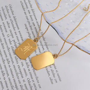 Collier à <span class=keywords><strong>lettres</strong></span> gravables en acier inoxydable PVD or 18 carats pour femmes et hommes Colliers à pendentifs rectangulaires personnalisés gravés et personnalisés - Product Image 3