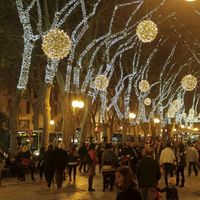 Lumières décoratives extérieures de motif d'arbre artificiel de LED Boule de Noël de LED Motif de sphère illuminé imperméable pour l'affichage de vacances
