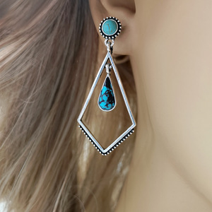 Orecchini Pendenti Geometrici con Accenti Colorati, Design Vintage, Accessori di Moda per Donne - Product Image 1