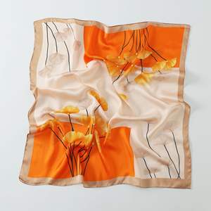 Écharpe florale verte de luxe en soie de mûrier 70x70cm Impression de qualité supérieure avec motif papillon pour un look élégant <span class=keywords><strong>et</strong></span> sophistiqué - Product Image 3