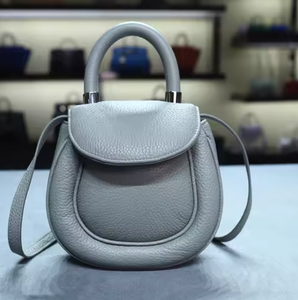 Mini sac fourre-tout et sac bandoulière gris clair à texture galetée - Product Image 2