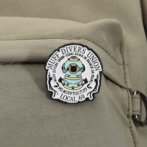 复古潜水头盔珐琅别针复古潜水装备胸针背带徽章饰品批发 - Product Image 3