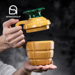 Taza de cerámica Tiki con forma de piña creativa, copa de cóctel con asa para bares tropicales - Product Image 1