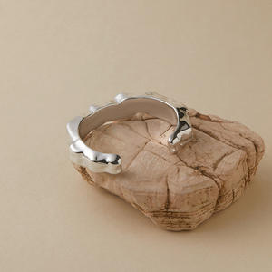 Bracelets en acrylique à manchette ouverte, texture asymétrique creuse, bracelet vintage, bijoux unisexe - Product Image 5