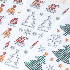 Autocollants en strass autocollants comprenant un sapin de Noël, une petite cloche en forme de flocon de neige, une feuille de houx et des cadeaux de Noël pour la <span class=keywords><strong>d</strong></span>écoration du visage - Product Image 1