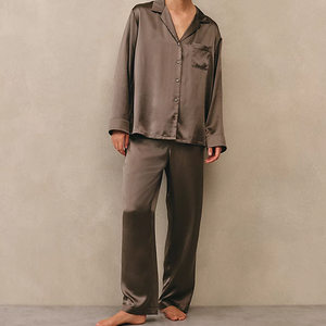 Pyjama en satin beige foncé de luxe pour femmes, vêtements de nuit à manches longues, tissu doux et soyeux, vêtements de détente confortables pour le repos nocturne - Product Image 1