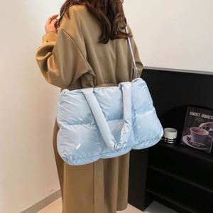 Sacs fourre-tout matelassés grande capacité 2025 avec logo personnalisé pour femmes, sacs à main gonflés de couleur unie - Product Image 6