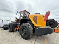 China 5,5 Tonnen Frontlader 855T 170kW Radlader Mittelklasse-Lader mit Kehrbesen und Steinschaufel zum Verkauf