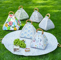 Tapis de pique-nique triangulaire pliable multifonctionnel à motif floral, imperméable, résistant à l'humidité, épaissi, pour la plage et le camping, avec sac de transport