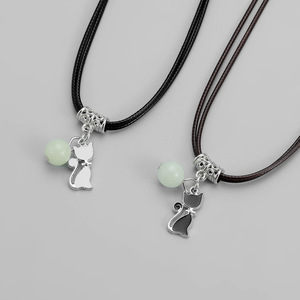 Colliers tendance <span class=keywords><strong>pour</strong></span> <span class=keywords><strong>couple</strong></span> chat noir et blanc <span class=keywords><strong>pour</strong></span> femmes et hommes, ensemble <span class=keywords><strong>de</strong></span> colliers avec pendentif perle lumineuse et cordon en cuir, cadeaux bijoux - Product Image 4