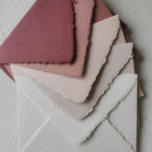 Sobres de Papel Periódico Hechos a Mano con Impresión Vainilla, Borde Desgarrado, Superficie Texturizada Blanca y Rosa, Estampado Dorado en Relieve, Logotipo Personalizado - Product Image 2