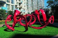Banc abstrait personnalisé pour parc extérieur, chaise ruban rouge pour paysage urbain, statue de jardin en acier inoxydable, fournisseur de sculptures