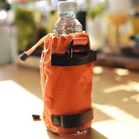 Sac à dos bandoulière pour bouteille d'eau de randonnée en plein air avec pochette extensible en nylon ultra-légère, sangle d'épaule et compartiment pour téléphone