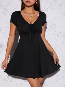 Vestido Bodycon de Punto Transpirable de Tono Sólido con Cuello en V Profundo, Lazo Frontal, Manga Corta y Dobladillo Ondulado Mini para Salidas Familiares de Fin de Semana - Product Image 2