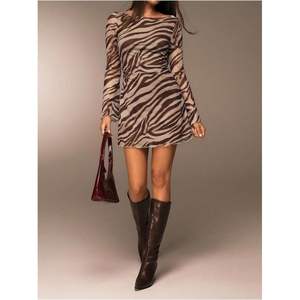 เดรสสั้นแขนยาวเปิดหลังสำหรับผู้หญิง ผ้าชีฟอง คอวี ทรงเข้ารูป เหมาะสำหรับงานปาร์ตี้ คลับ ค็อกเทล  ช่วงเอวธรรมชาติ - Product Image 5