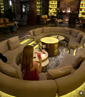 Ensemble de meubles de boîte de nuit de luxe moderne, sièges modulaires circulaires extra larges avec tables à éclairage LED personnalisé