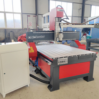 Machine de fraisage CNC 4 axes pour le bois avec dispositif rotatif pour la sculpture 3D de colonnes romaines, de rampes d'escalier et de sculptures