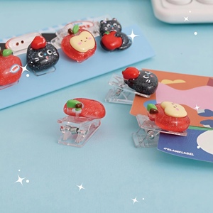 คลิปหนีบกระดาษรูปแมวการ์ตูนน่ารักและแอปเปิ้ลสีแดงวิบวับ พร้อมแมวสีดำ สำหรับจัดระเบียบเอกสารและตกแต่งโต๊ะทำงาน - Product Image 5