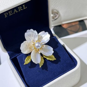 Broche de Perlas de Agua Dulce Naturales de Alta Gama, Elegante y Exquisito, con Flores Talladas en Madreperla, Complementa Trajes Cheongsam - Product Image 5