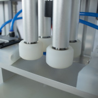 Machine de capsulage de bouteille à vis de pulvérisation de bureau semi-automatique Machine de capsulage de serrure de bouchon de bouteille PET à vis