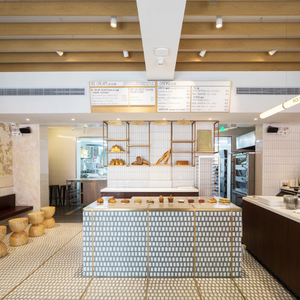 Vitrina Moderna para Panadería de Madera Maciza y Acero Inoxidable con LED - Estilo Minimalista de Lujo, Personalizable para Panaderías Artesanales y Cafeterías Premium - Product Image 6