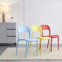 Chaise de restaurant d'extérieur en plastique PP coloré, design nordique moderne et abordable pour salle à manger