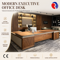 Table de bureau haut de gamme pour entreprises avec détail frontal texturé et rangement de tiroirs organisé pour bureaux de direction