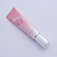 Sérum pour les yeux rose nacré dégradé en tube avec applicateur à pointe de massage en métal argenté 40 ml