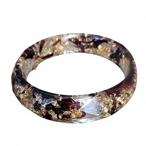Bracelet jonc en résine fait main, forme ronde, avec feuille d'or et inclusions rouges, bijou de collection artistique, technique de moulage - Product Image 1