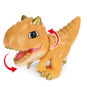 Милые дети играют вращающуюся голову модель маленьких животных динозавров игрушки