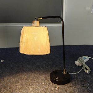 Lampe de chambre King Size contemporaine personnalisée pour hôtel, en fer blanc avec abat-jour en tissu et double prise de courant intégrée - Product Image 3