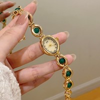 Montre pour femme de style rétro FF haut de gamme avec fausses perles ; Montre-bracelet à quartz ovale, légèrement luxueuse, inspirée des meilleures ventes