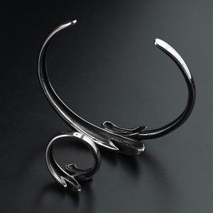 ชุดเครื่องประดับวินเทจ ดีไซน์ดาบ สไตล์ยุโรปและอเมริกันตะวันตก ทำจากสแตนเลส ประกอบด้วยกำไลและแหวน - Product Image 3