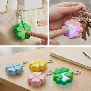 Porte-clés anti-stress personnalisable en forme de trèfle à quatre feuilles imprimé en 3D, idéal comme pendentif pour sac à dos - Product Image 3