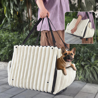 Coussin de voiture pour chien, se pose n'importe où dans la voiture, sangle de sécurité intégrée, design en peluche, convient à la plupart des véhicules pour animaux de compagnie de petite et moyenne taille.