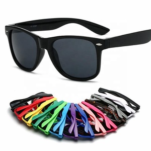 2019 <span class=keywords><strong>gafas</strong></span> <span class=keywords><strong>de</strong></span> sol <span class=keywords><strong>de</strong></span> moda <span class=keywords><strong>gafas</strong></span> <span class=keywords><strong>de</strong></span> sol <span class=keywords><strong>de</strong></span> plástico <span class=keywords><strong>ray</strong></span> <span class=keywords><strong>ban</strong></span> baratas clásicas - Product Image 1