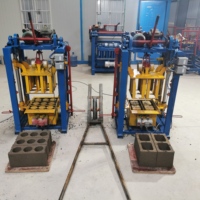 Machine stationnaire KM2-40 de brique de ciment Produire des briques pleines avec des cannelures sur la surface Petite machine de brique de bloc de béton