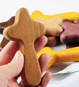 Crocifissi in Legno d'Ulivo della Terra Santa, Set da 3 Pezzi, 2,5 Pollici, Fatti a Mano, da Tasca - Regali Cristiani per Decorazioni Festive - Product Image 3