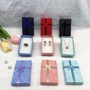Boîte d'emballage en gros pour bijoux en papier coloré avec ruban de soie, organisateur de bagues, boucles d'oreilles et colliers 5*8cm - Product Image 1