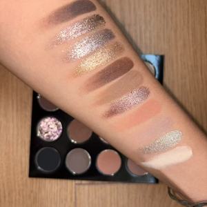 Paleta de Sombras de Ojos Clásica en Tonos Nude, Sombras de Ojos Mate, Metálicas y Duocromáticas Prensadas, Paleta de Cosméticos Veganos, Maquillaje Diario, Marca Privada - Product Image 3
