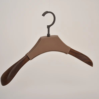 Cintre de luxe en bois massif rembourré en cuir, antidérapant, simple niveau, pour armoire domestique, magasin de vêtements, salle de bain, costumes et manteaux pour hommes