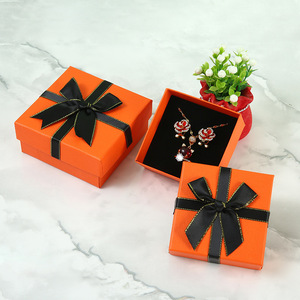 Caja de Joyería con Forma de Lazo, Forro de Esponja, Tapa y Base Cuadradas, Personalizable, para Anillos, Collares y Colgantes - Product Image 4