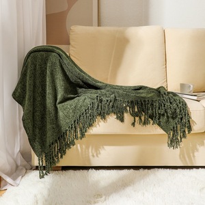Nouvelle conception de couverture en chenille tissée unie en polyester avec pompons, idéale pour le bureau, les pauses déjeuner, les voyages et l'extérieur. - Product Image 3