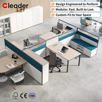 Poste de travail contemporain avec cloison de bureau, finition grain de bois et pieds métalliques pour un aménagement de bureau moderne