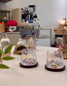 Vasos de Vino de Cristal sin Tallo con Base de Madera y Diseño de Montaña, Personalizados, Económicos, al por Mayor para Hoteles - Product Image 1