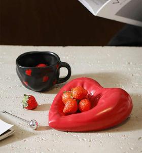 Moderno Juego de Tazas de Cerámica con Forma de Corazón, Diseño Pintado a Mano, Regalo de San Valentín - Product Image 2