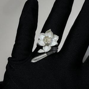 Anillo de Flor de Narciso de Plata Pura S925, Accesorios de Lujo de Alta Gama para Mujer, Estilo Chino con Incrustaciones de Garras, Diseño de Cara de Caballo - Product Image 2